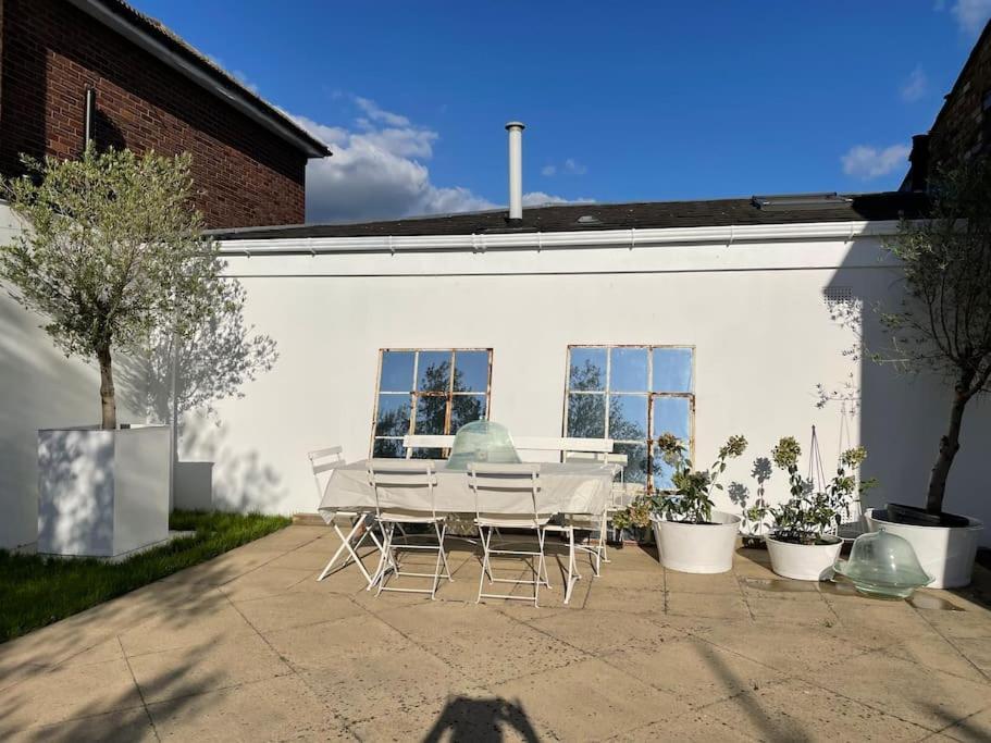 Willow House, Georgian Property In Shepperton Eksteriør billede